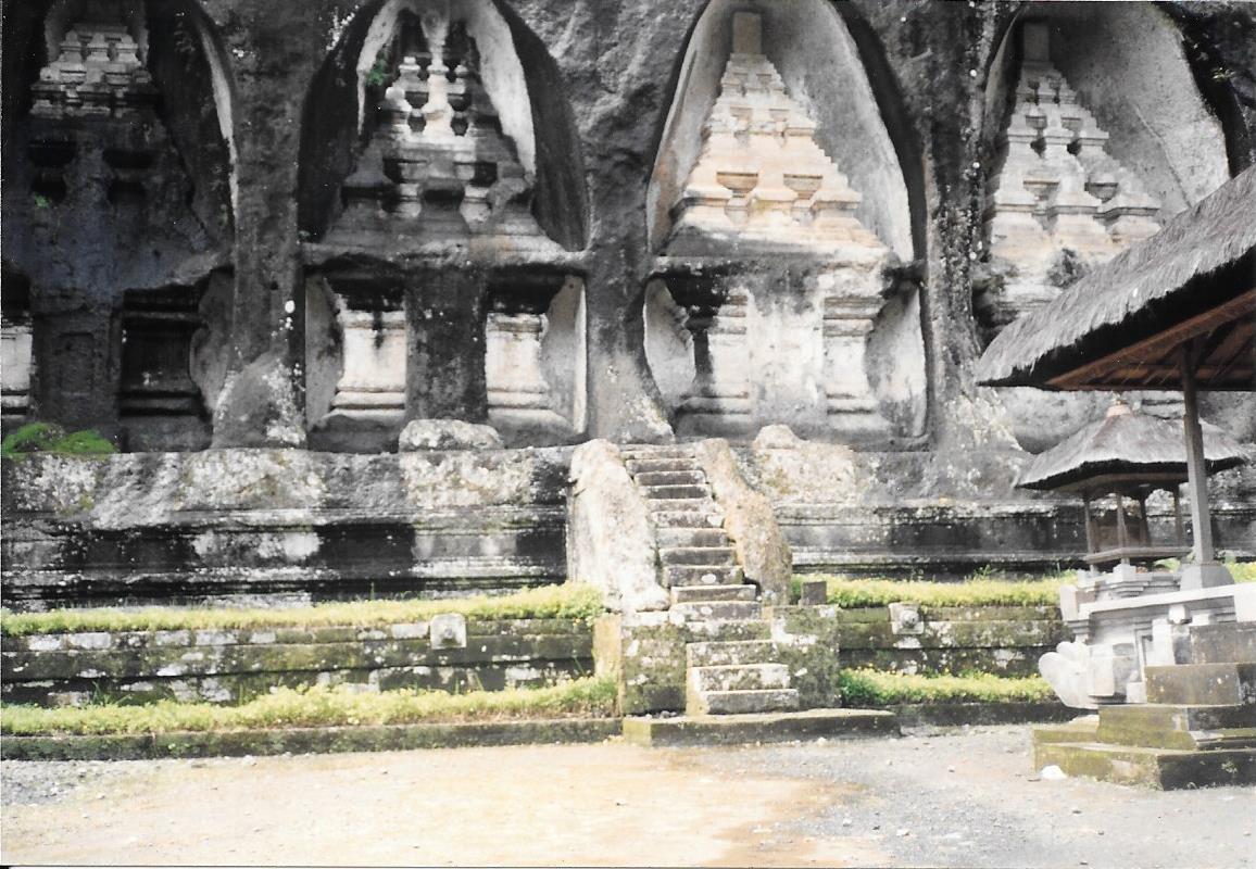 901226 king's shrine - gunung kawi