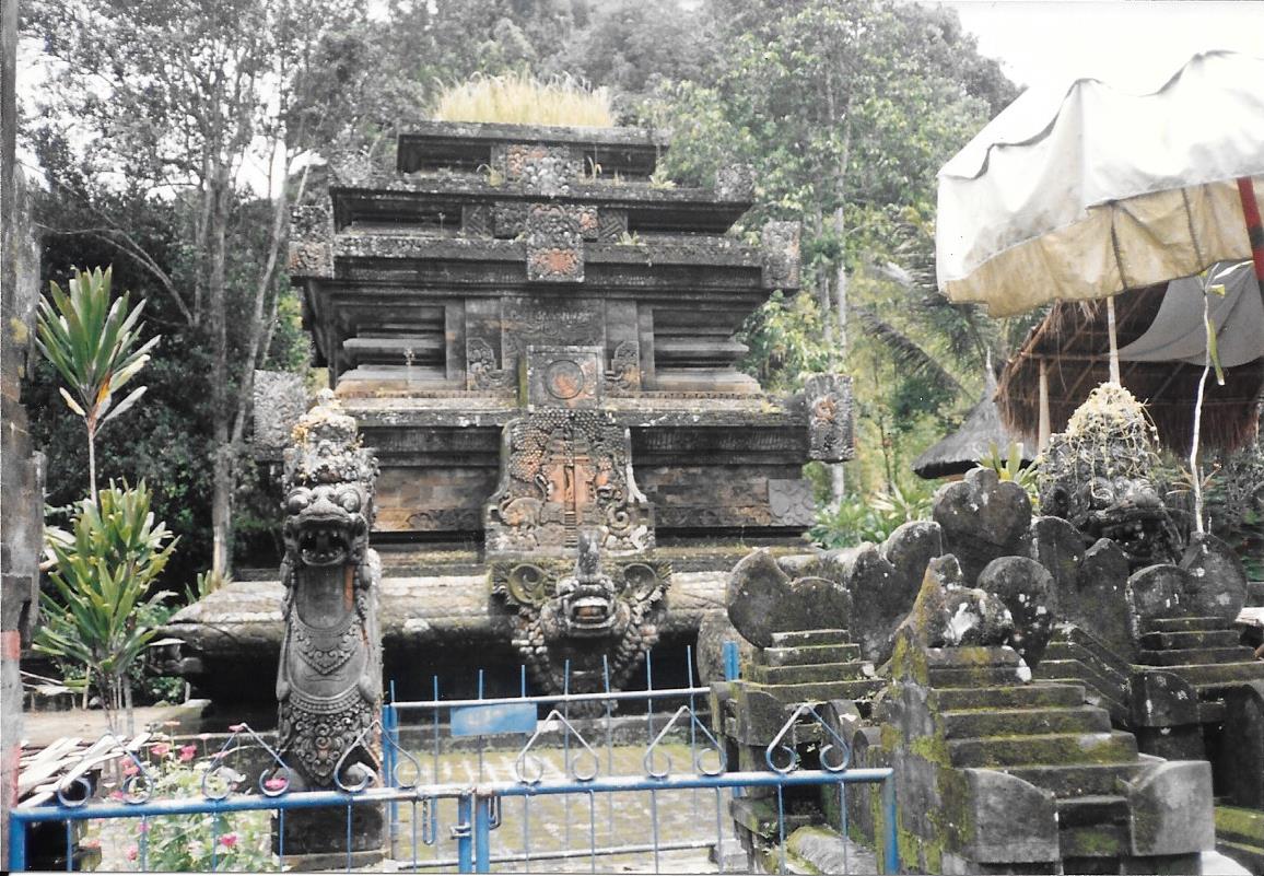 901226 tampaksiring (holy spring temple)
