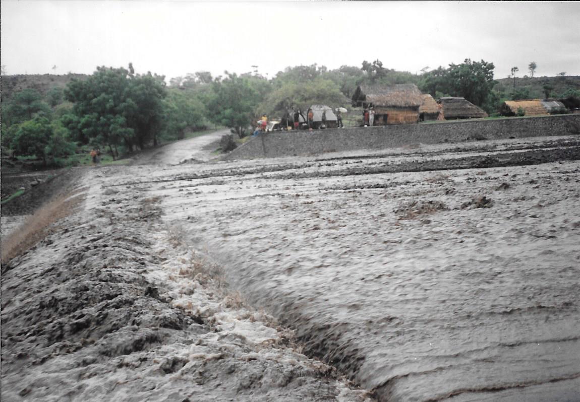 901229 road crossing tulamben to candidasa