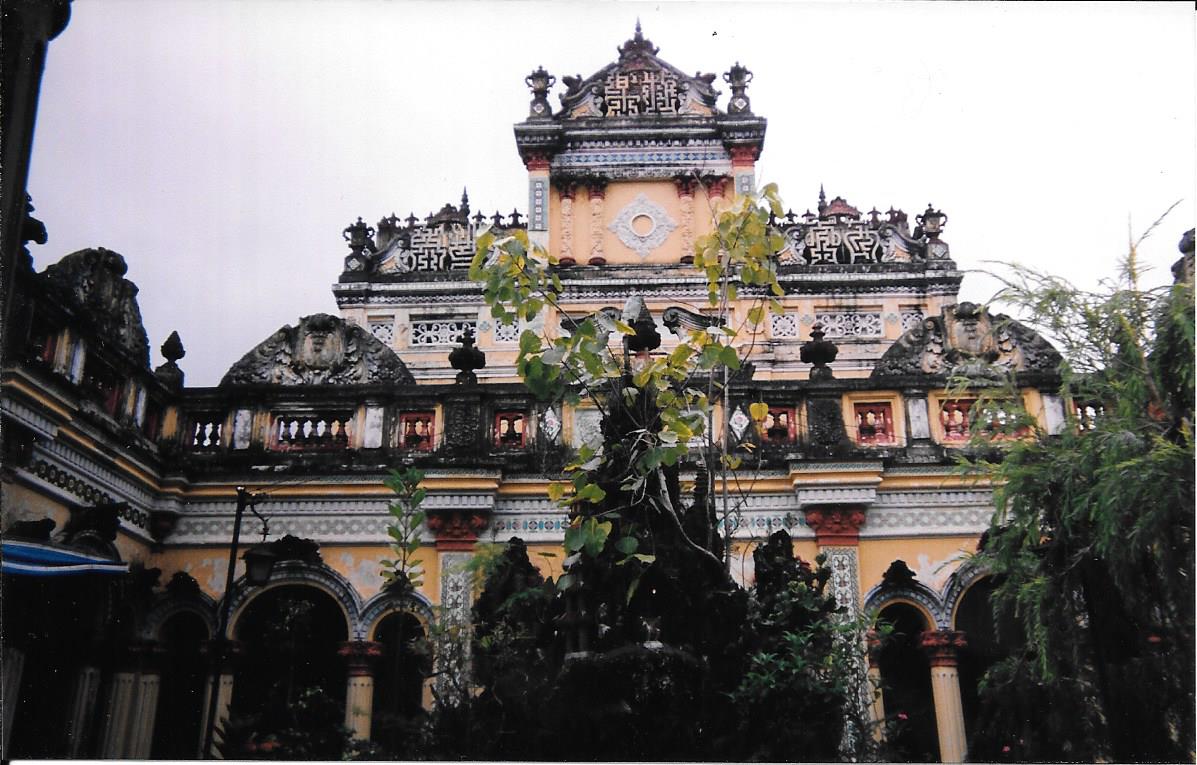 20011215 Temple Vietnam Dec 2001
