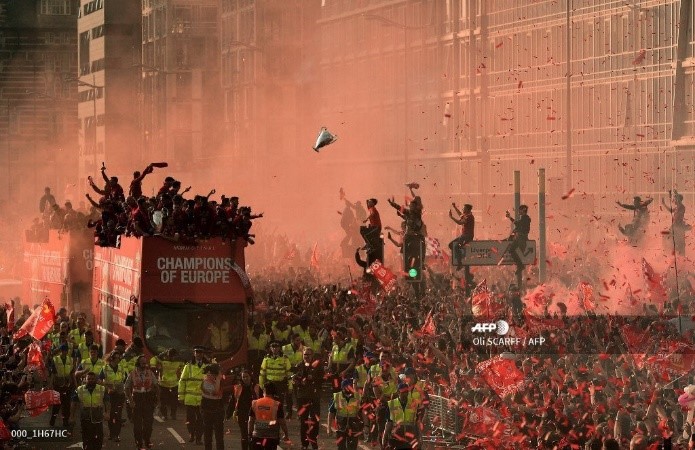 Oli Scarff, UK – a trophy shaped balloon floats over crowd in Liverpool